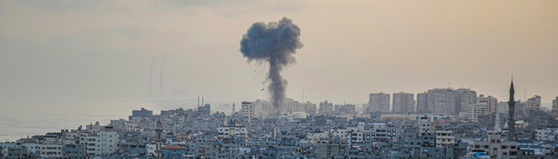 Rookpluim boven Gaza na een bombardement. 
