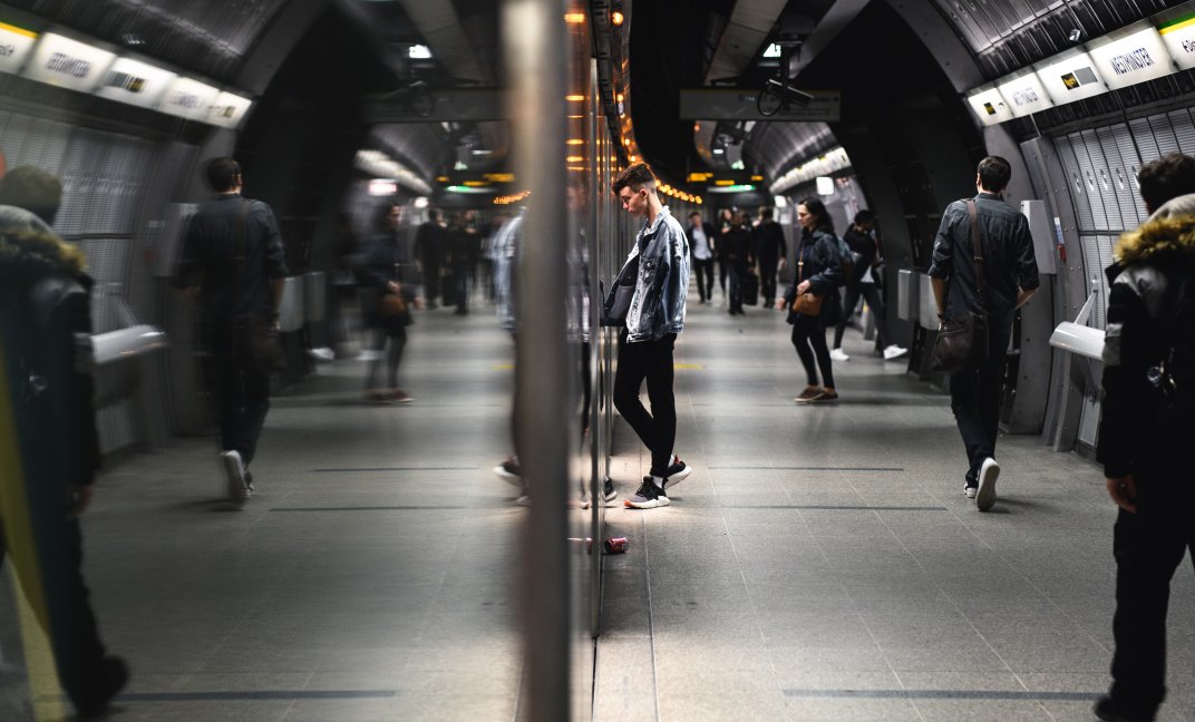 Foto van een metrostation met lopende mensen.