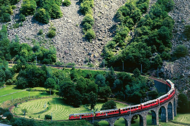 Bernina Express on the Brusio spiral viaduct. (Foto: CC/Flickr.com | )