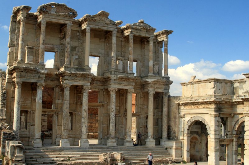 Library of Celsus next to the entrance to the agora, Ephesus, Turkey. (Foto: CC/Flickr.com | Frank Kovalchek)