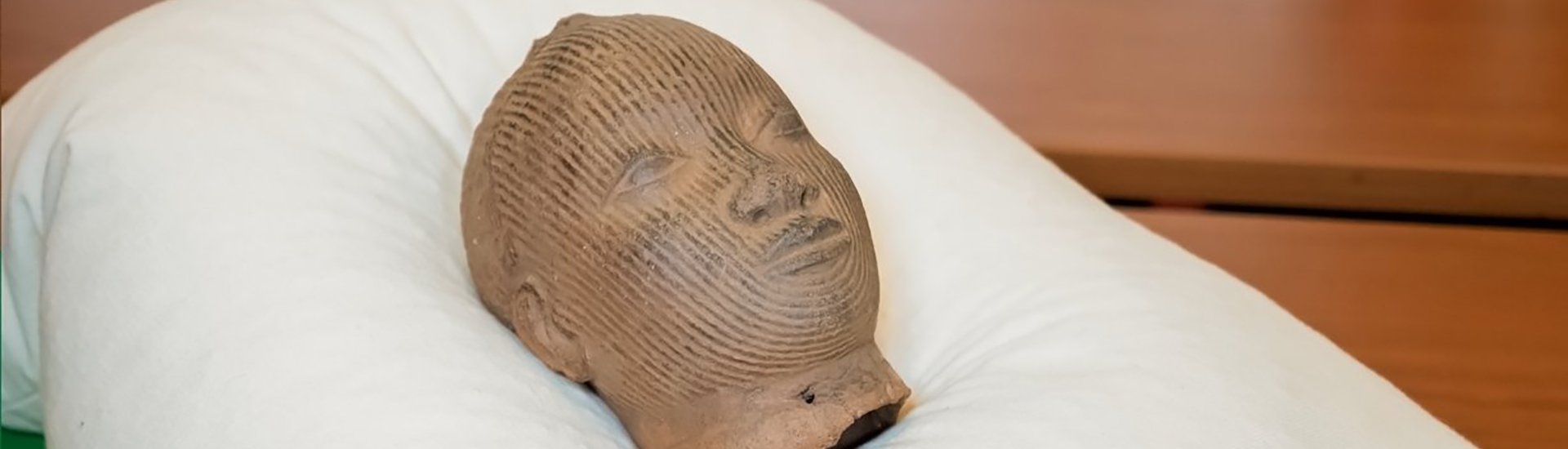 Het terracotta hoofdje van een jonge vrouw, uit het IFé-gebied in Nigeria. 