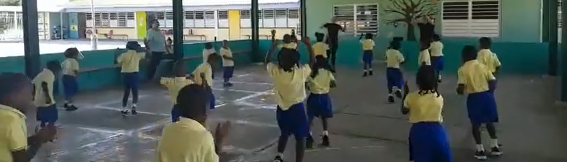 Dansende kinderen op de J.W.Th. Schotborghschool.