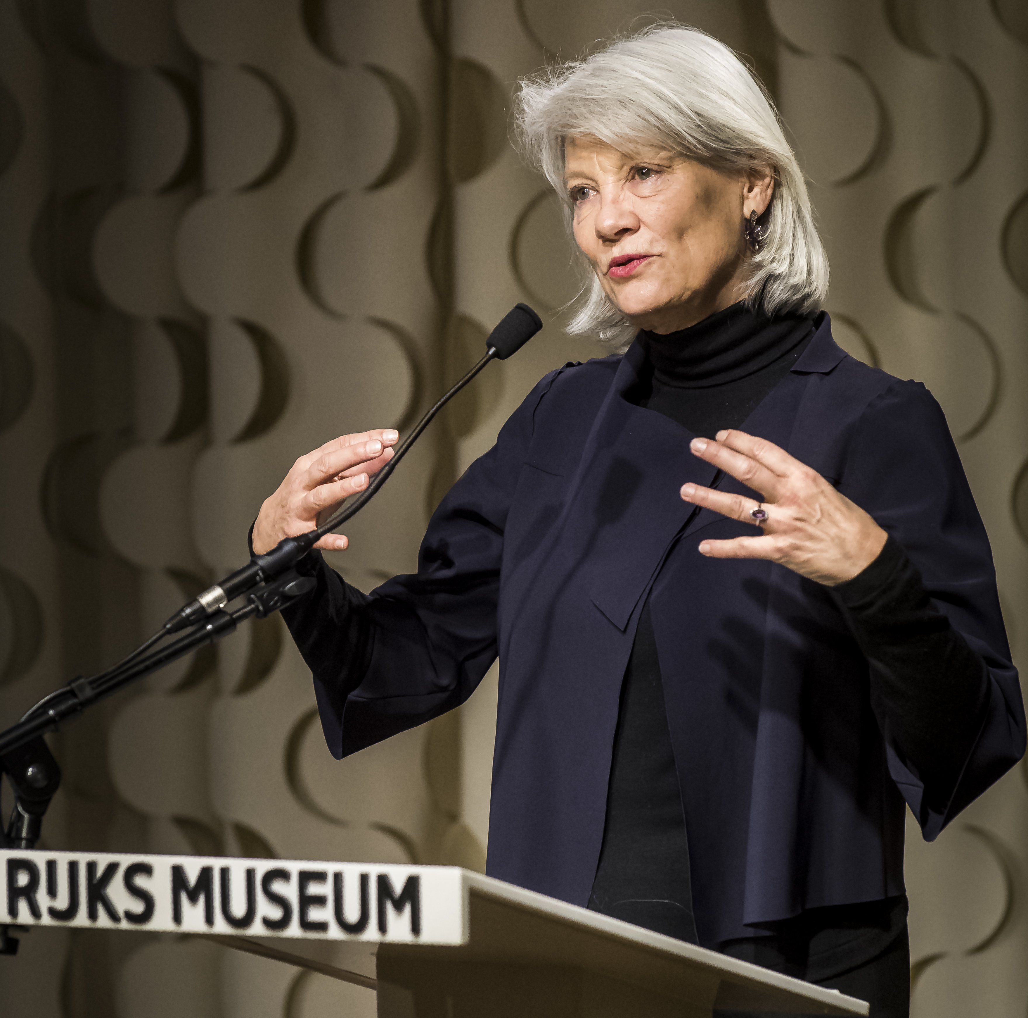 Andrée van Es spreekt in het Rijksmuseum, tijdens de Kennisdag ‘Erfgoed en Terrorisme’. (Foto: Jan-Kees Steenman)