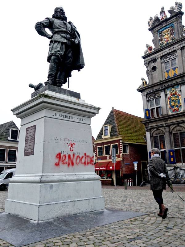 Koloniaal erfgoed onder vuur. Het standbeeld van J.P. Coen in Hoorn, zoals het in 2016 was beklad door activisten (Foto: De Grauwe Eeuw)
