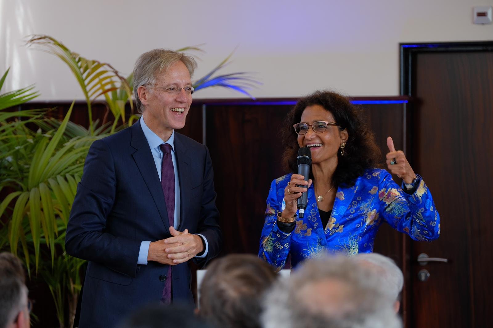 Robbert Dijkgraaf (minister van OCW) en Kathleen Ferrier (voorzitter Unesco Commissie) in gesprek op het podium tijdens de Unesco Familiedag 2022.