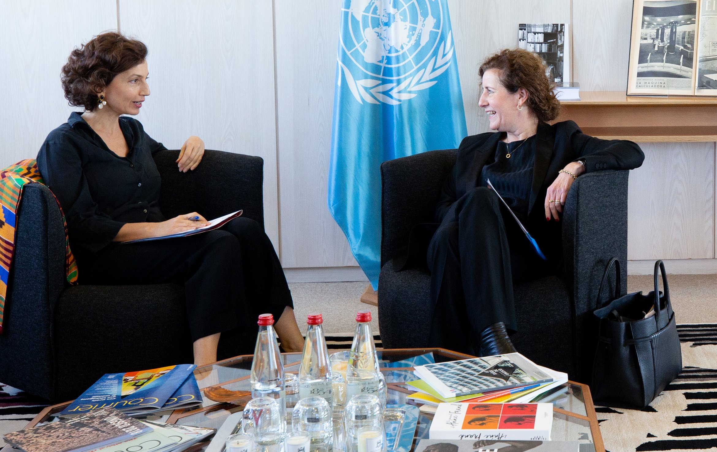 Audrey Azoulay, DG Unesco, in gesprek met Ingrid van Engelshoven, minister van OCW.