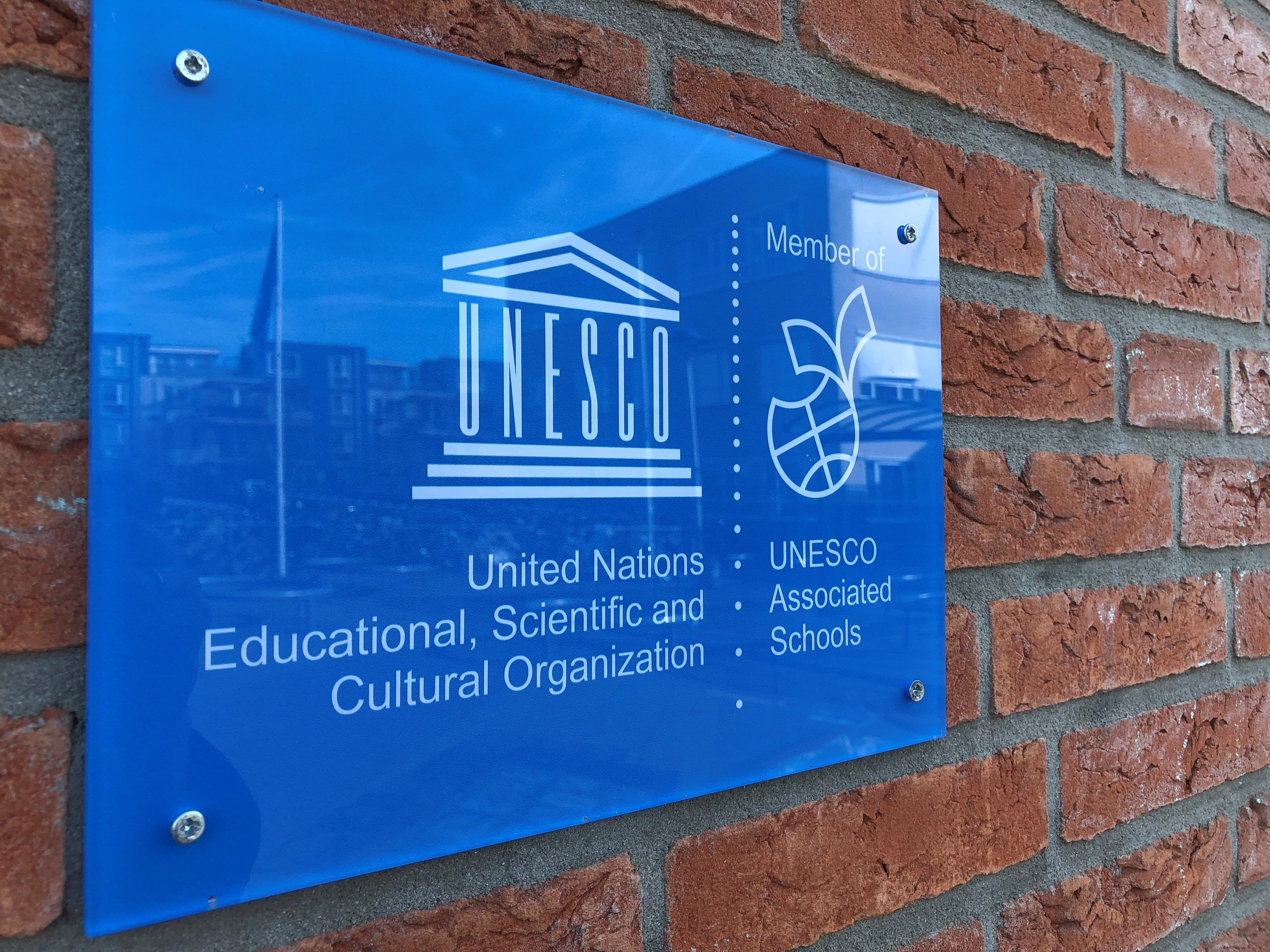 Het Unesco-scholenbordje. 