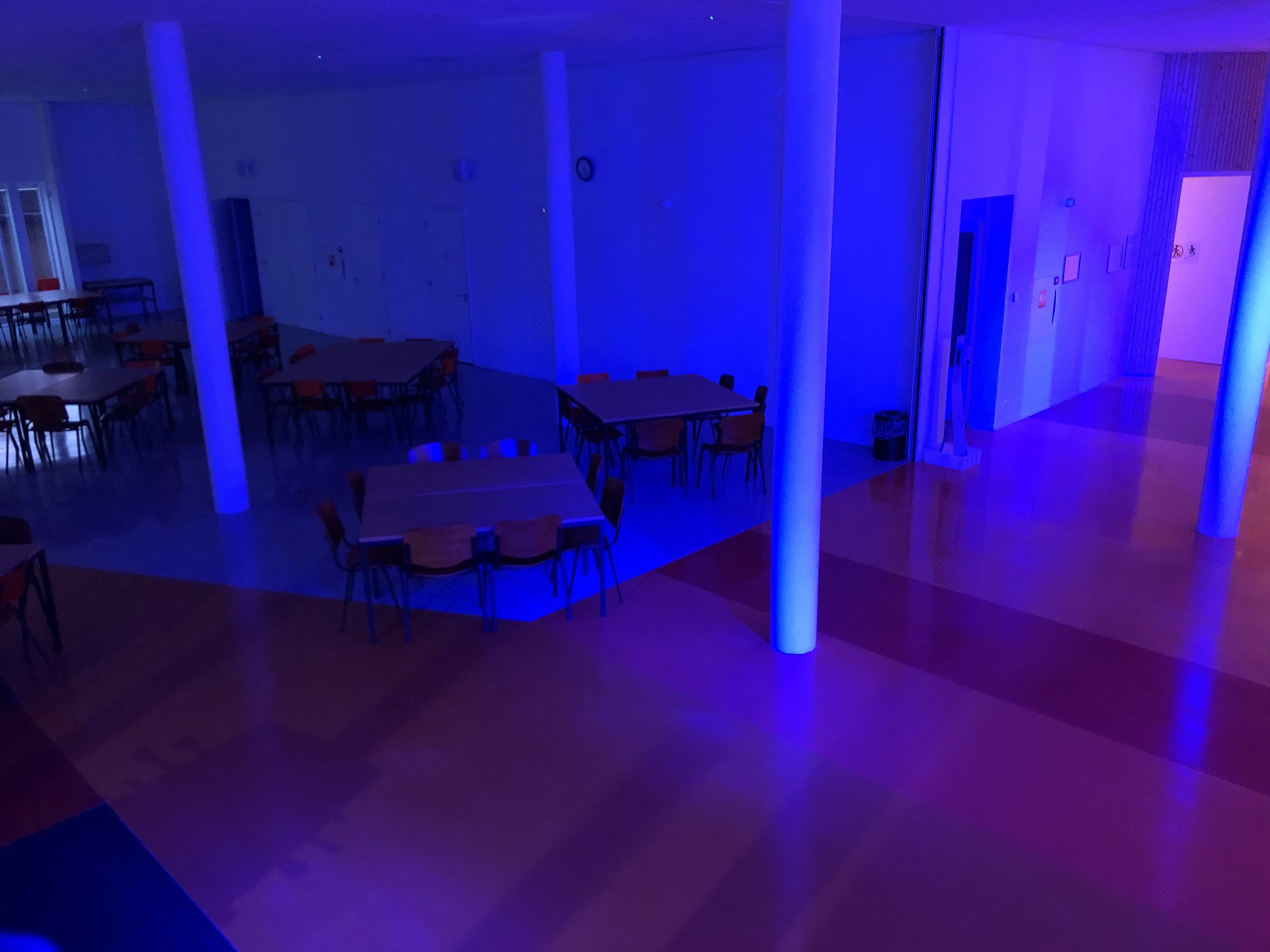 Ook sommige Unesco-scholen deden mee aan de actie om hun gebouw blauw te verlichten. Deze foto is gemaakt op het Leo Kanner College in Oegstgeest.