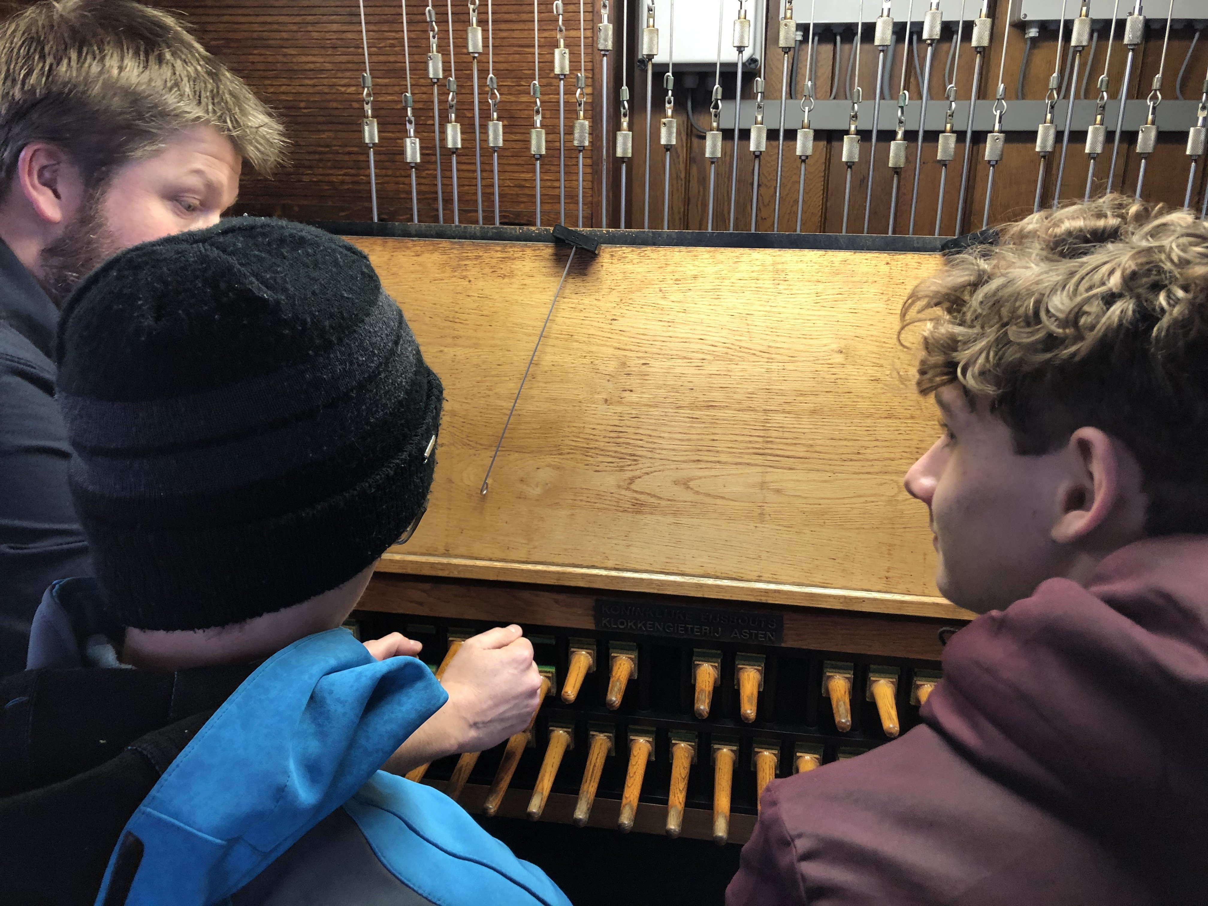 Leerlingen bij het carillon van de Laurenskerk