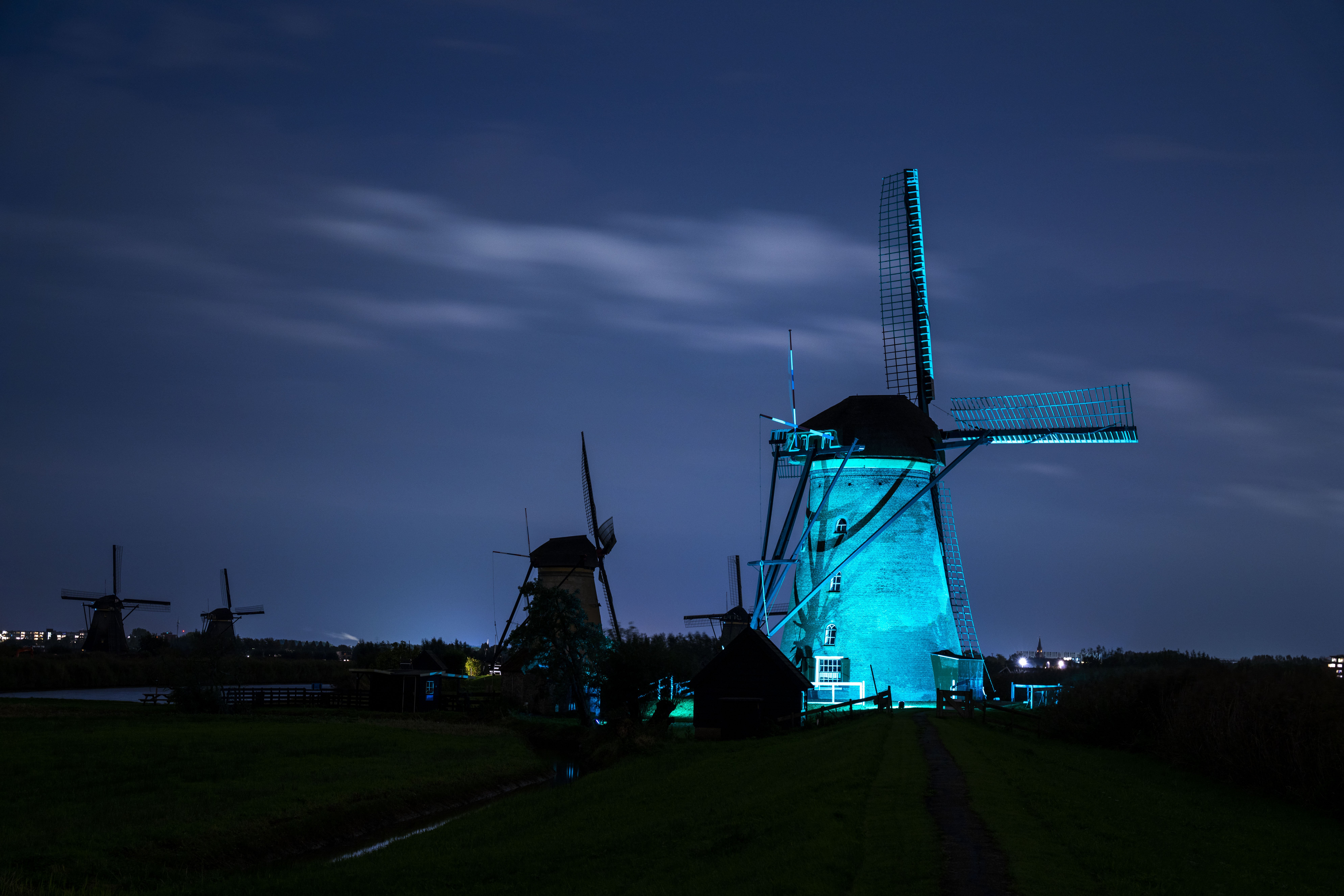 Blauw verlichte molen in Werelderfgoedsite Molencomplex Kinderdijk-Elshout. 