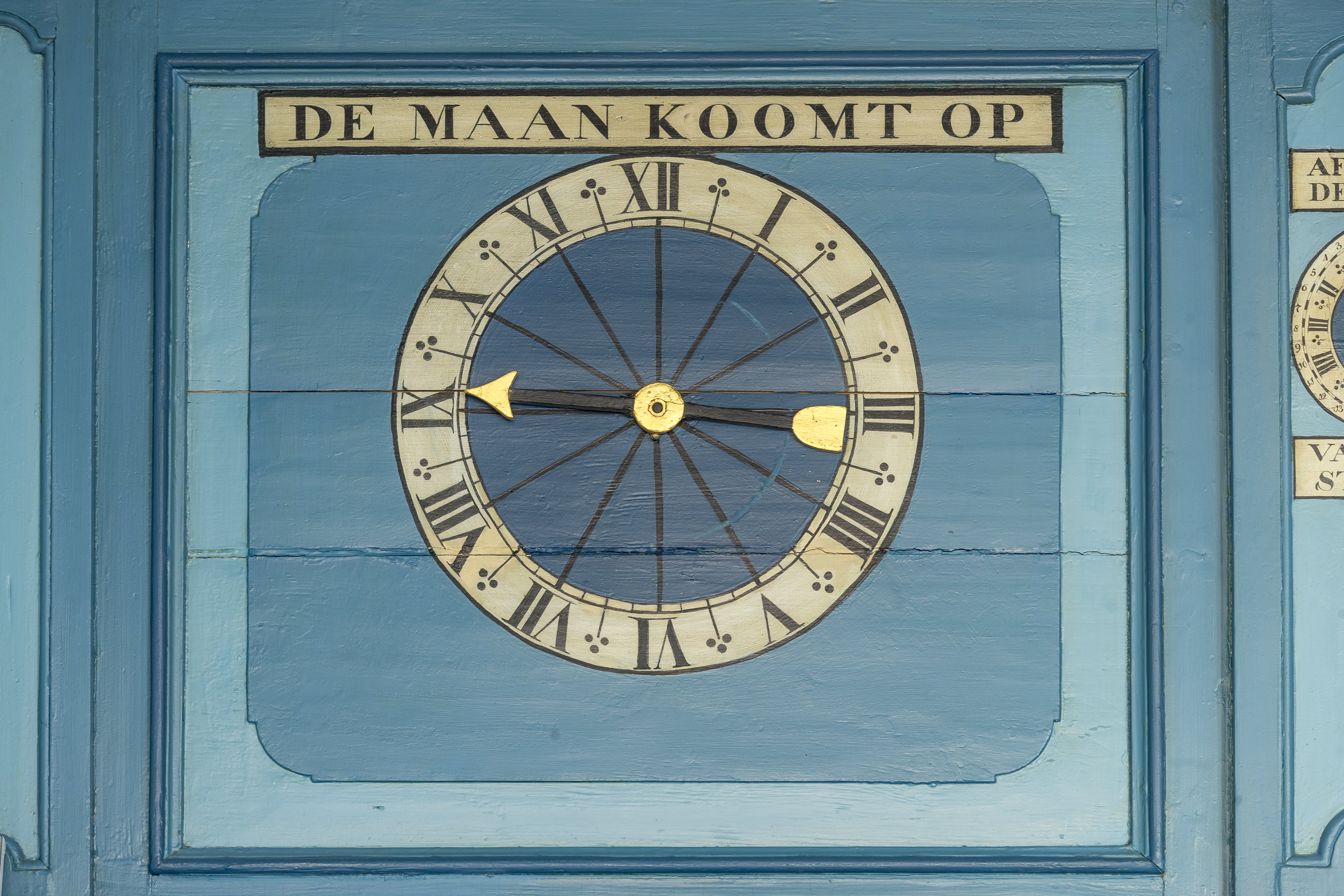 Een klok die aangeeft hoe laat de maan opkomt in het Eise Eisinga Planetarium in Franeker.