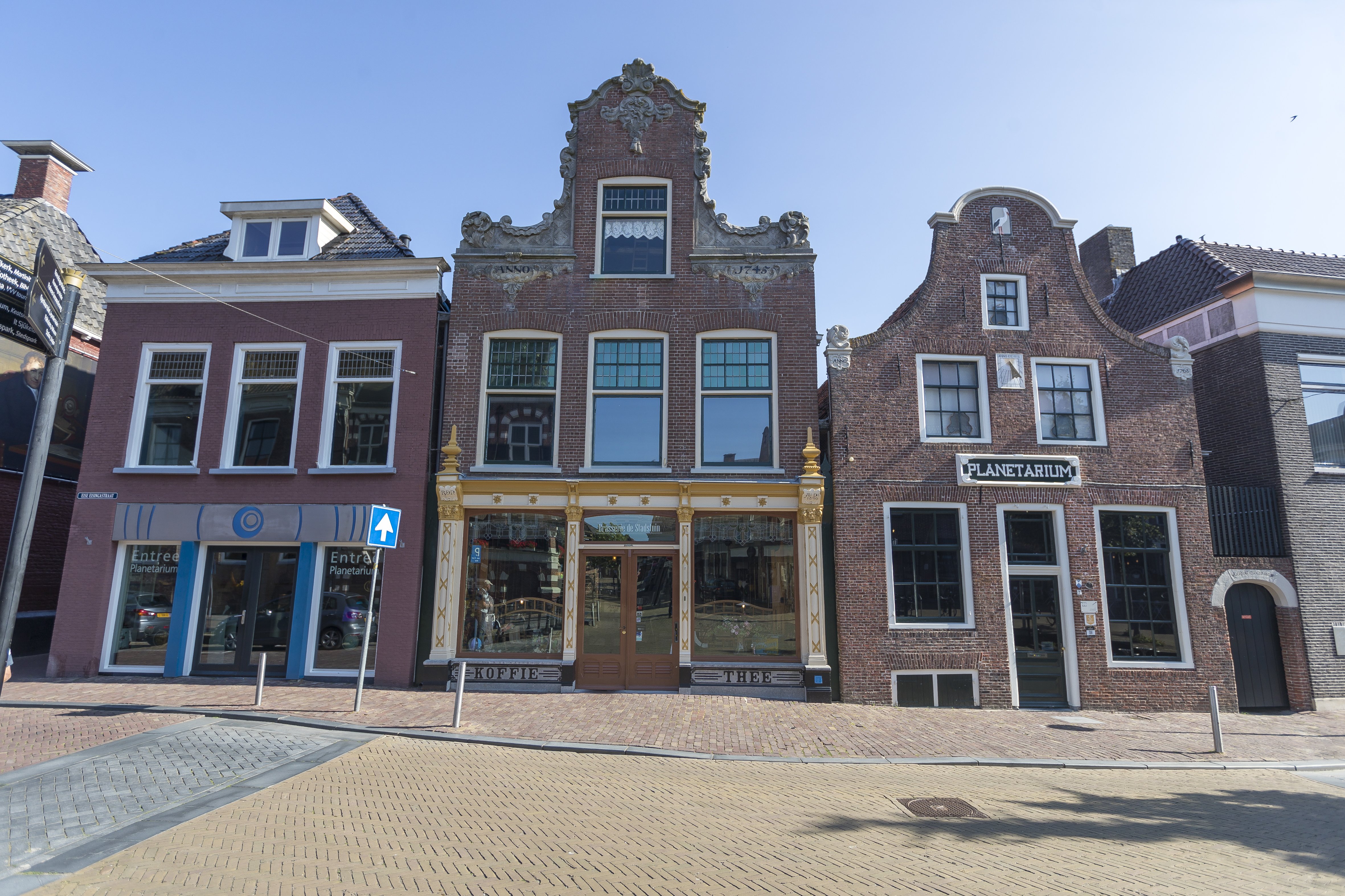 Exterieur van het Eise Eisinga Planetarium in Franeker. 