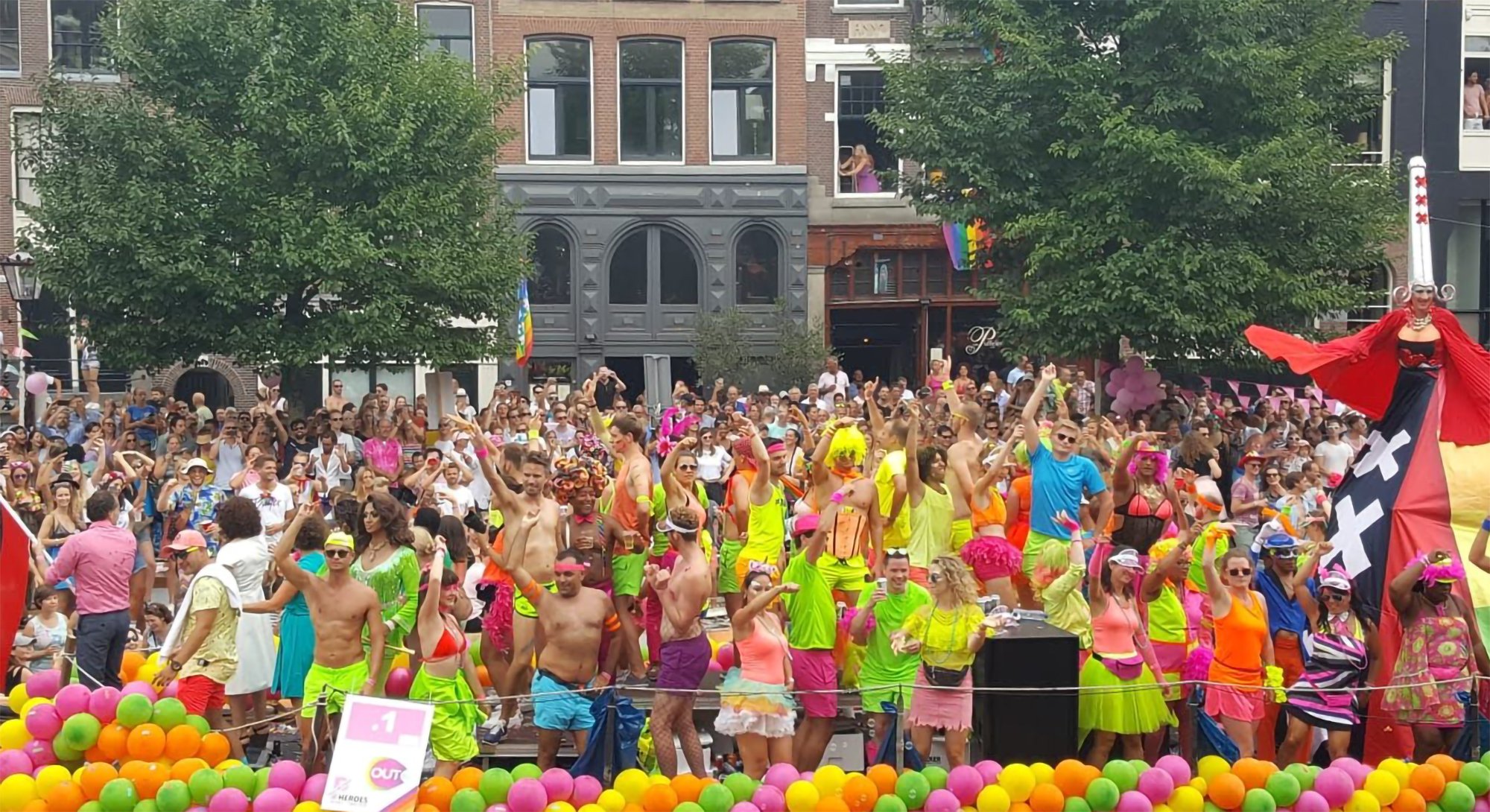 De Canal Parade, het bekendste onderdeel van de Pride Amsterdam, augustus 2018. (Foto: Martijn van Eck)