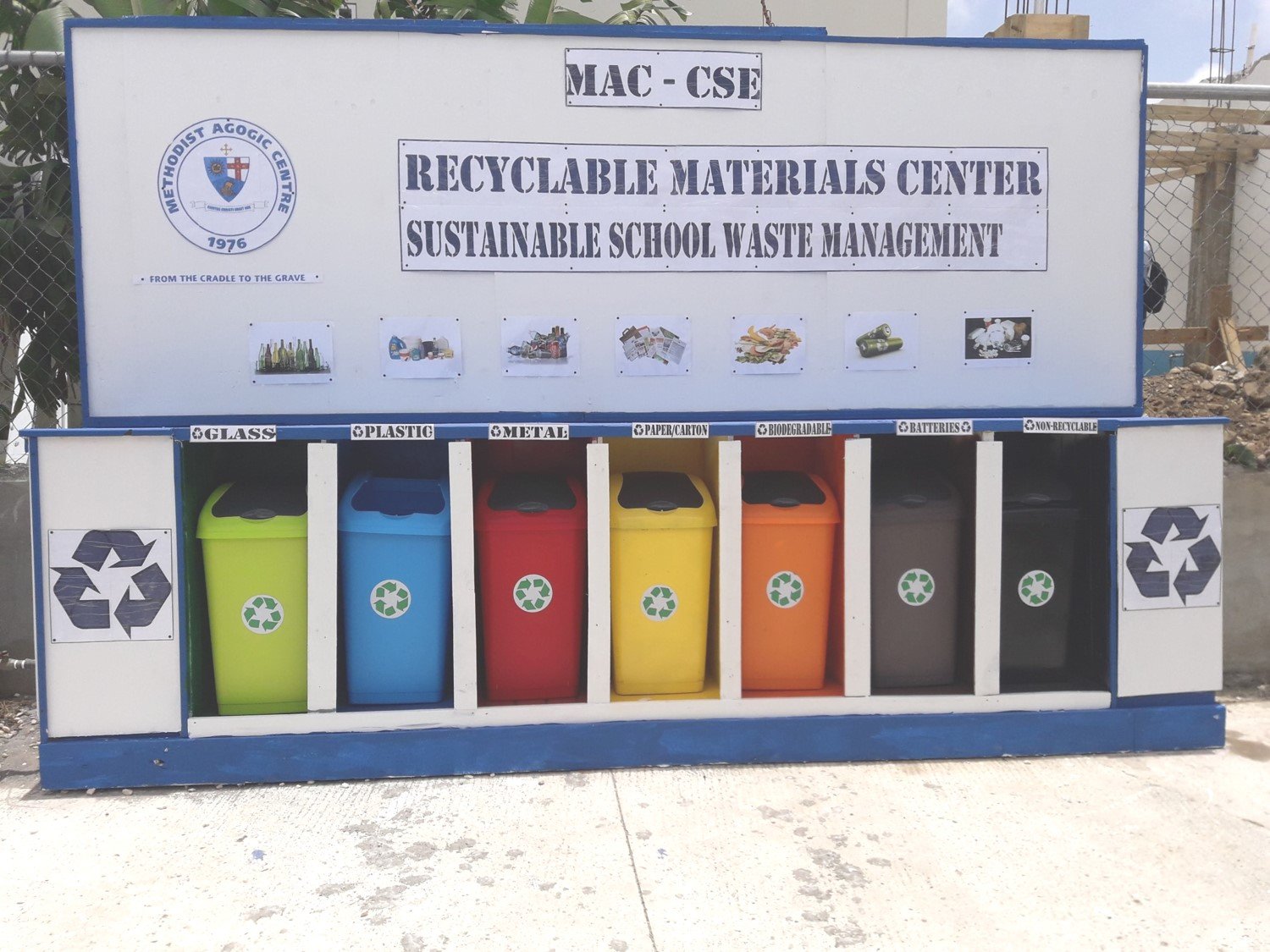 Afvalscheiding op een school in Sint Maarten.