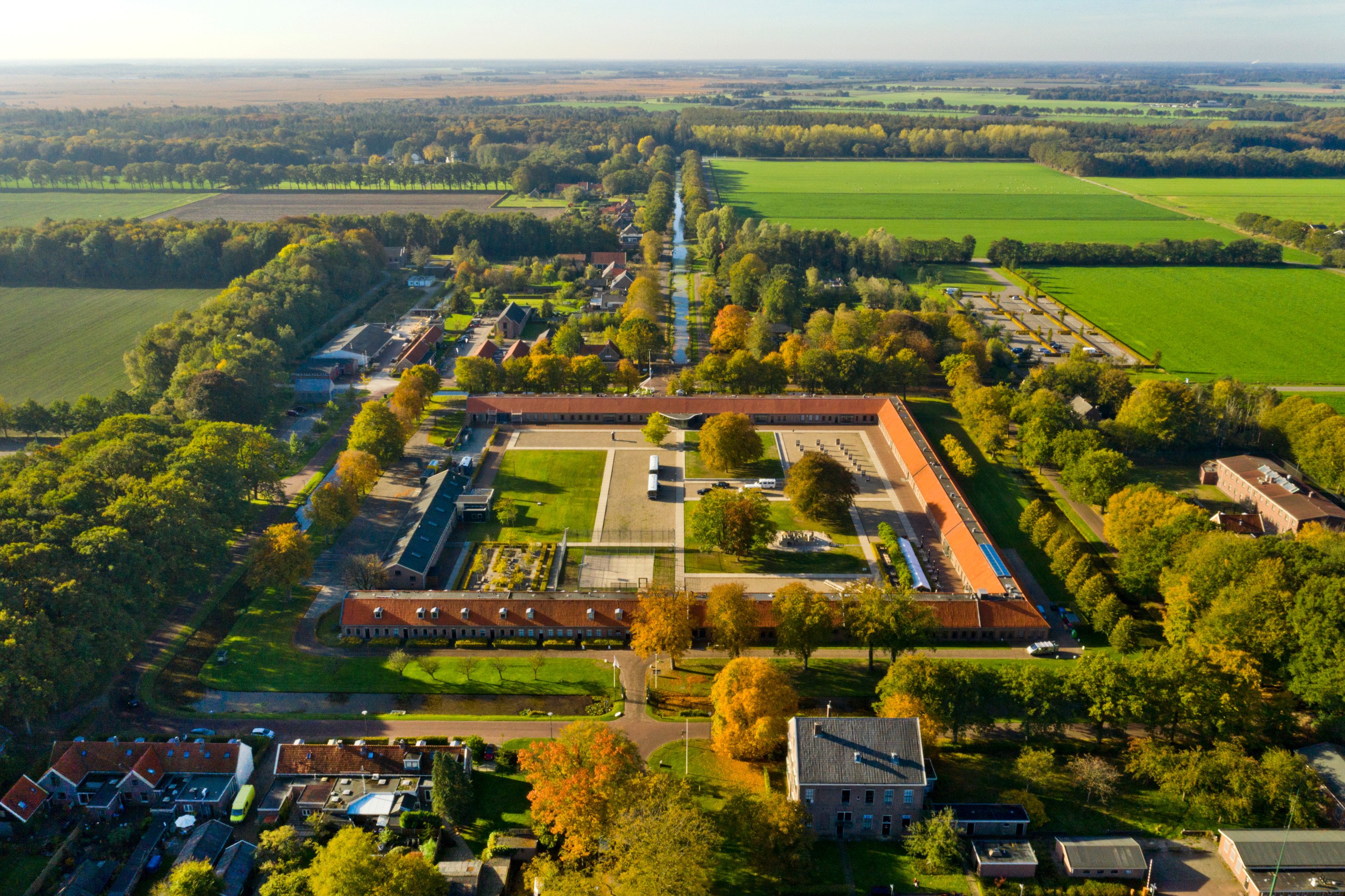 Veenhuizen - Luchtfoto Tweede Gesticht met kanaal.