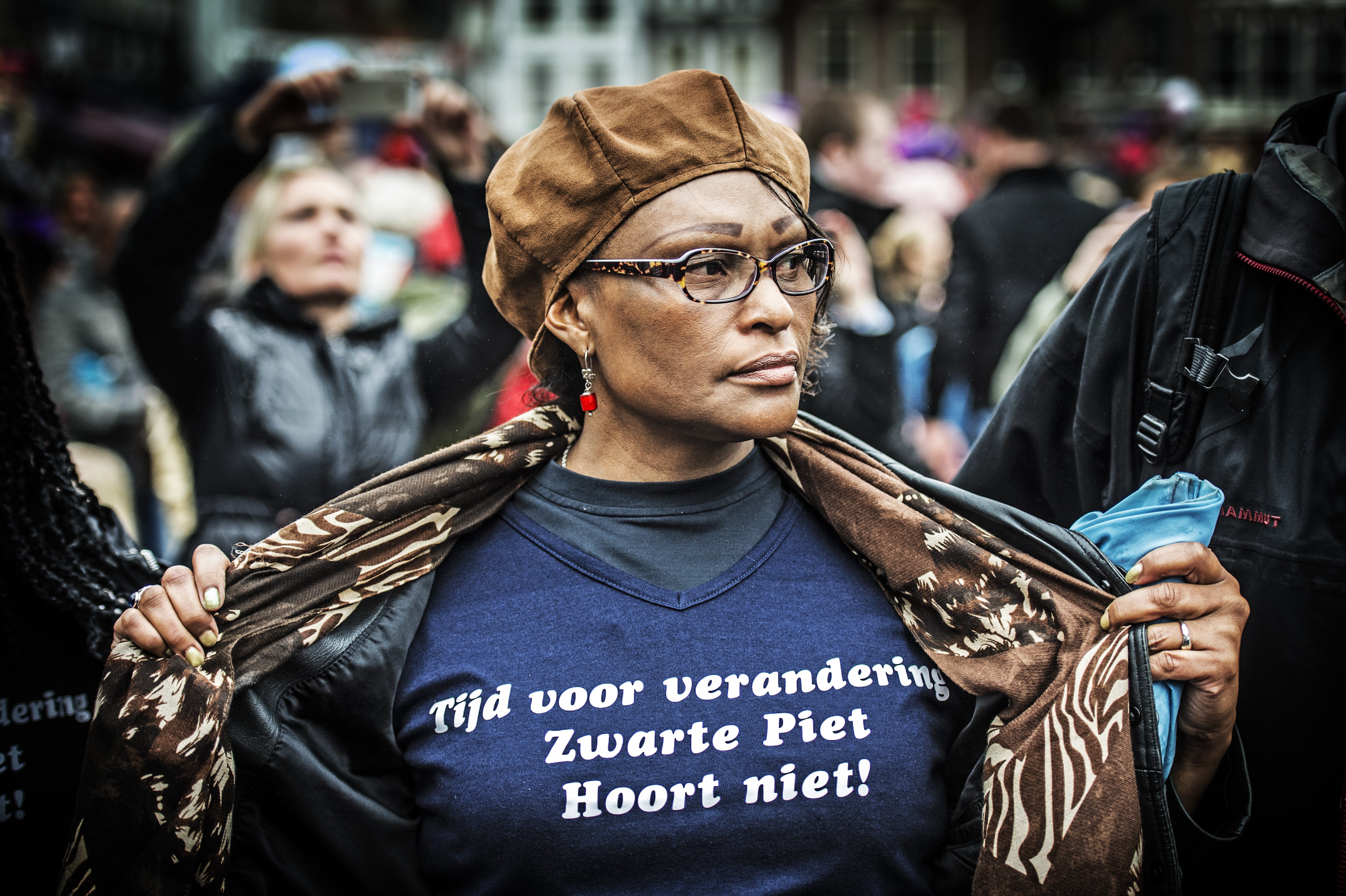 Onverwacht debat. Burgers demonstreren tijdens de intocht van Sinterklaas in Gouda, 15 november 2014 (Foto: ANP/Robin Utrecht)