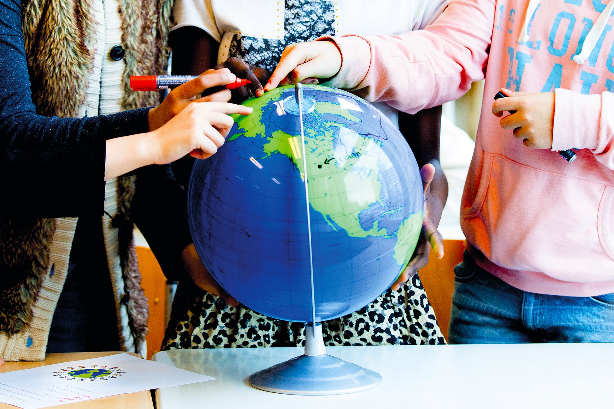 Kinderen op school aan het werk met wereldburgerschap. (Foto: Arenda Oomen)
