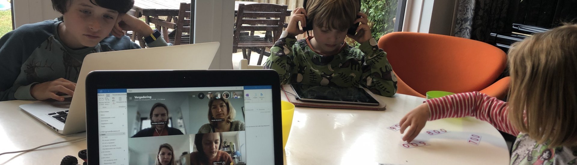 Kinderen krijgen online onderwijs of maken thuis opdrachten voor school ten tijde van de coronacrisis. (Foto: Marieke Brugman)