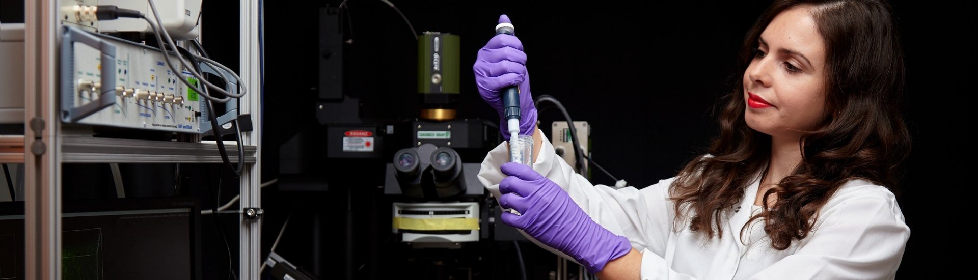 Vrouwelijke wetenschapper aan het werk in een laboratorium. (Foto: forwomeninscience.com)