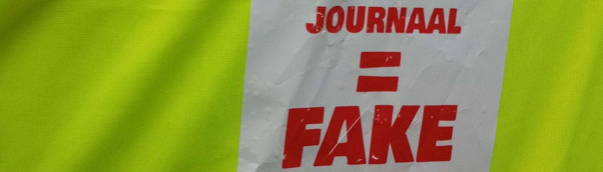 'Een sticker met de tekst NOS Journaal = fake news'.