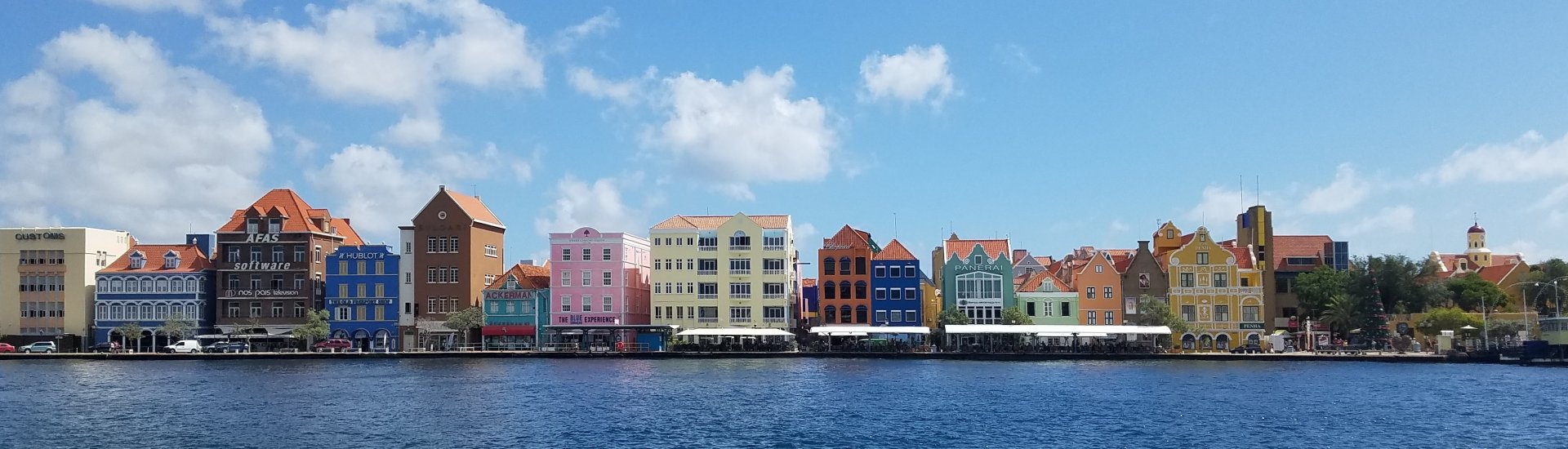 De Handelskade aan de Punda-zijde van de Sint Annabaai op Curaçao.