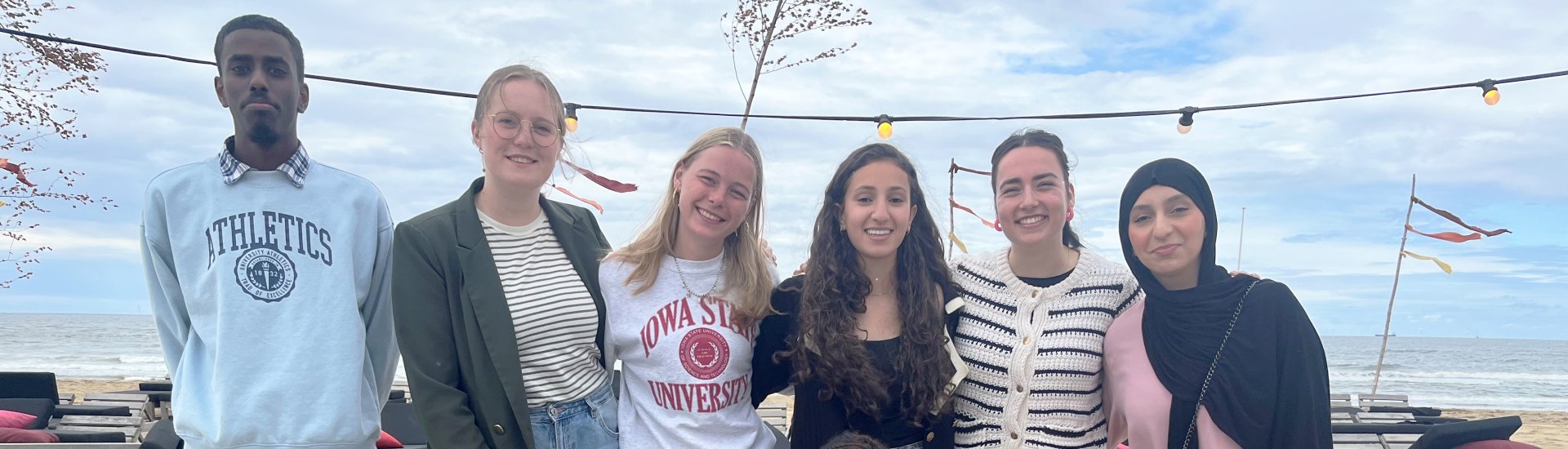 Een aantal leden van de Unesco Jongerencommissie 2024/2025 op het strand van Scheveningen.