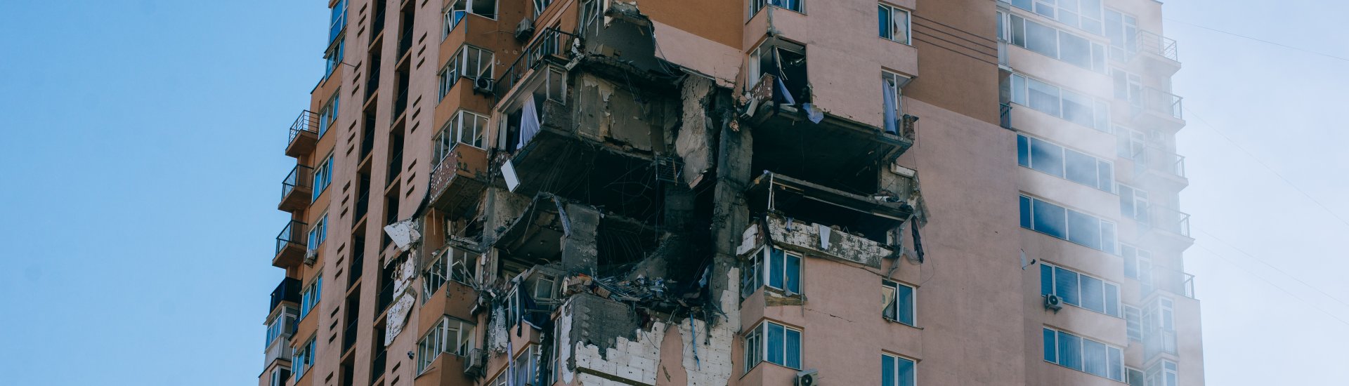 Een ernstig beschadigd flatgebouw in Kyiv na een raketinslag.