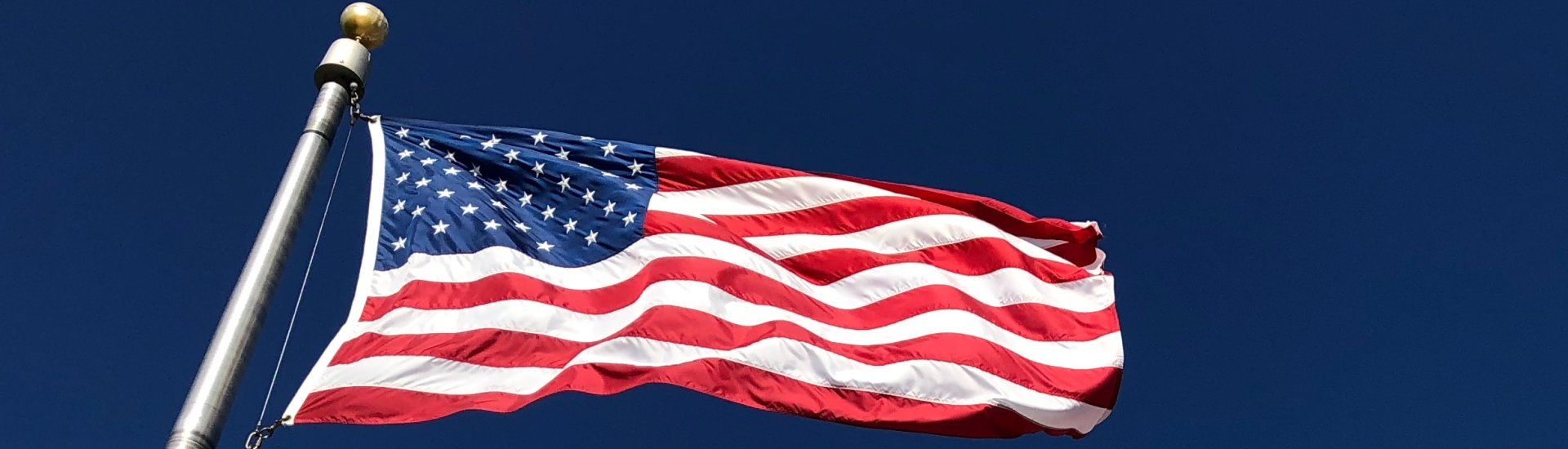Amerikaanse vlaggen wapperen in de wind.