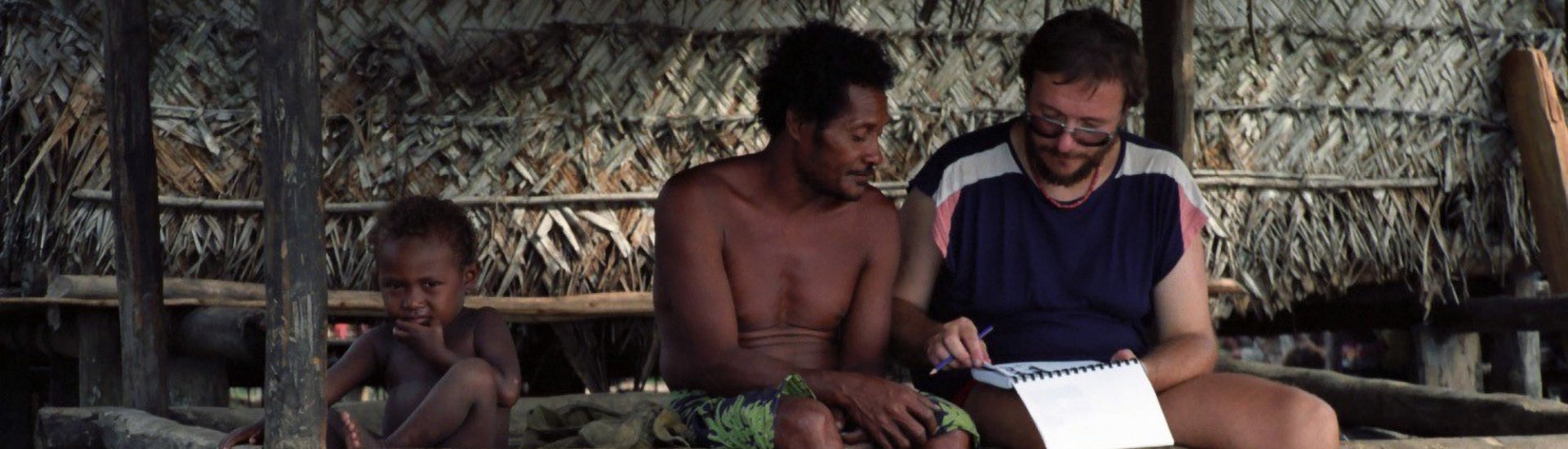 Onderzoeker Gunter Senft (r) is in gesprek met een spreker van de Kilivila-taal, tijdens zijn onderzoek op de Kiriwina-eilanden in Papoea-Nieuw-Guinea. (Foto: Stephen Levinson)
