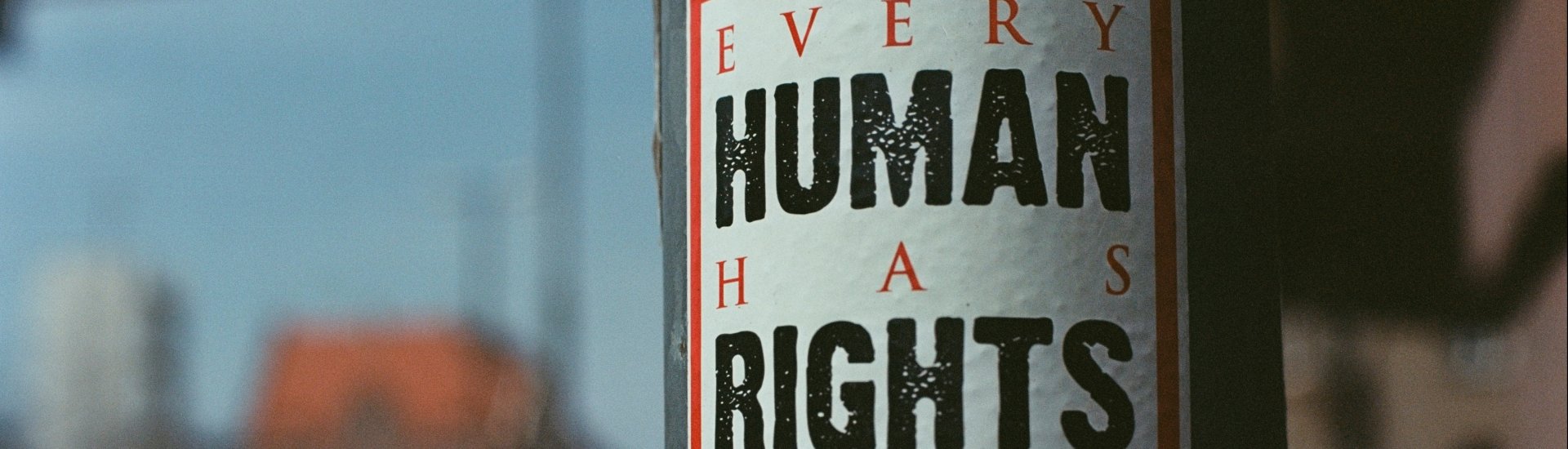 Sticker met de tekst 'every human has rights'