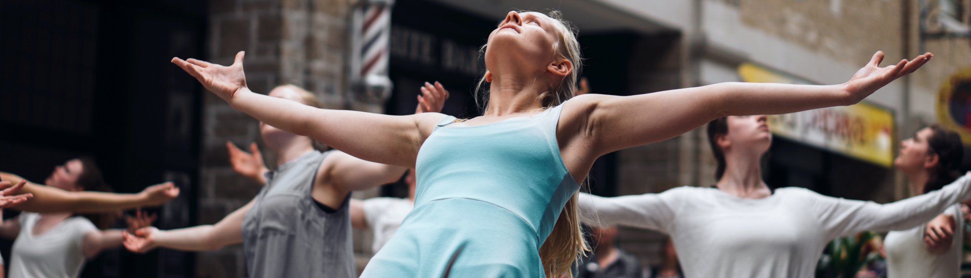 Vrouwen dansen in de straat.