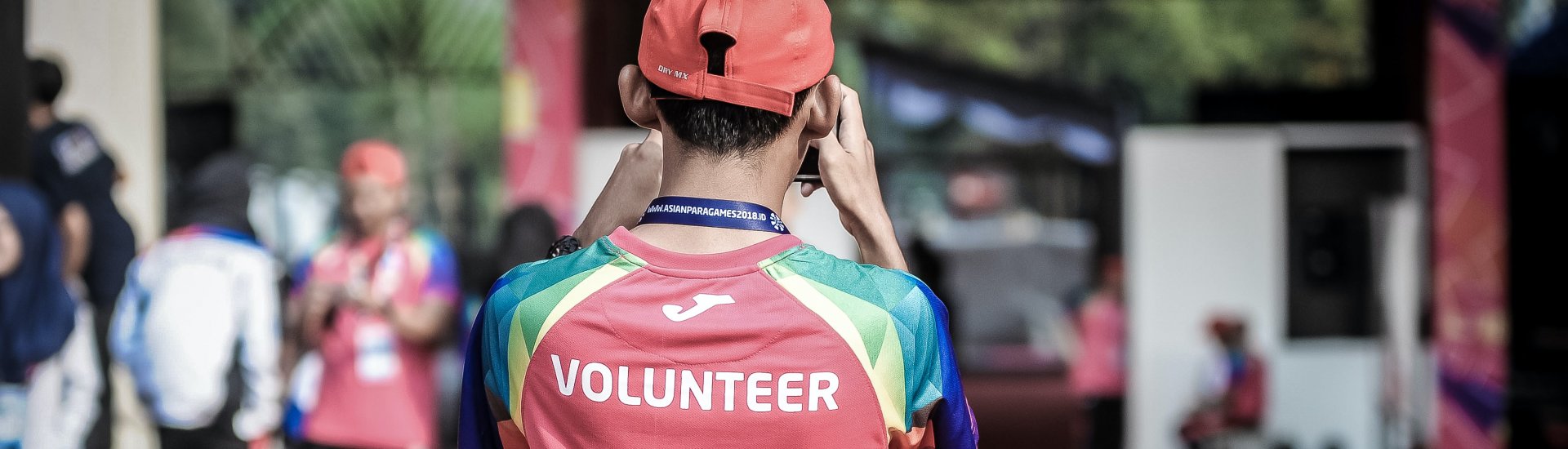 Een jongen draagt een shirt met de tekst 'vrijwilliger'.