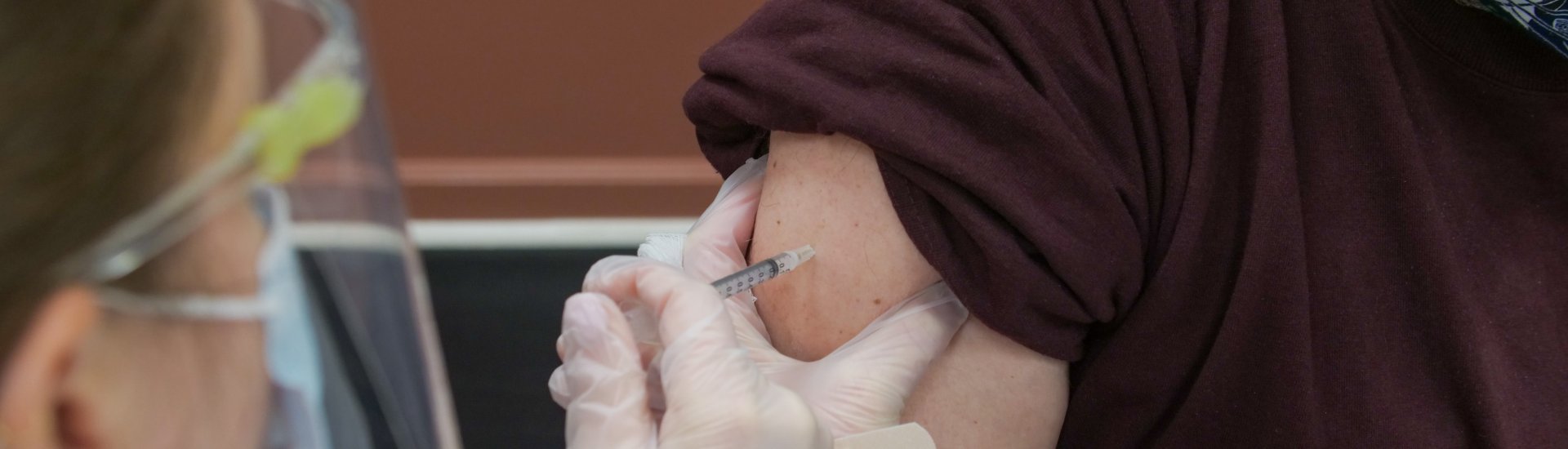 Een man wordt gevaccineerd tegen Covid-19.