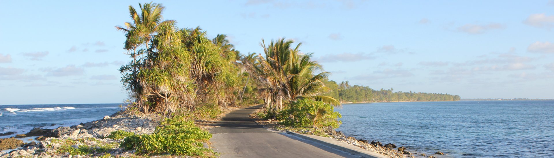 Het land Tuvalu in de Stille Oceaan bestaat uit meerdere atollen. Bij zeespiegelstijging door klimaatverandering lopen deze direct gevaar. (Foto: DFAT | CC/Flickr.com)