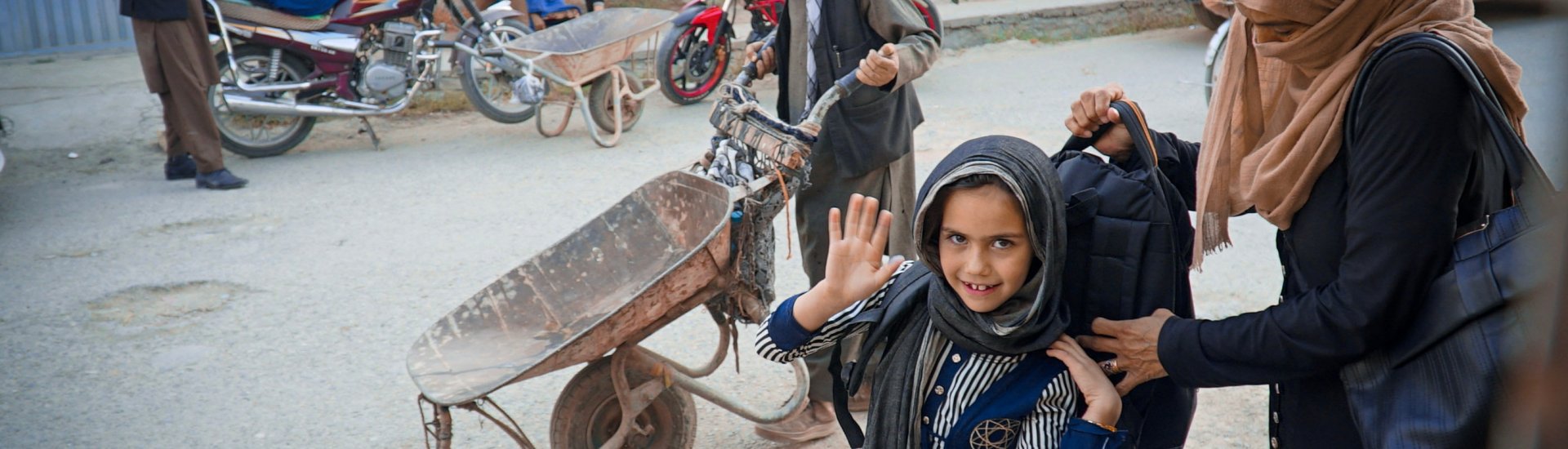 Een moeder brengt haar kind naar school in Kabul, Afghanistan