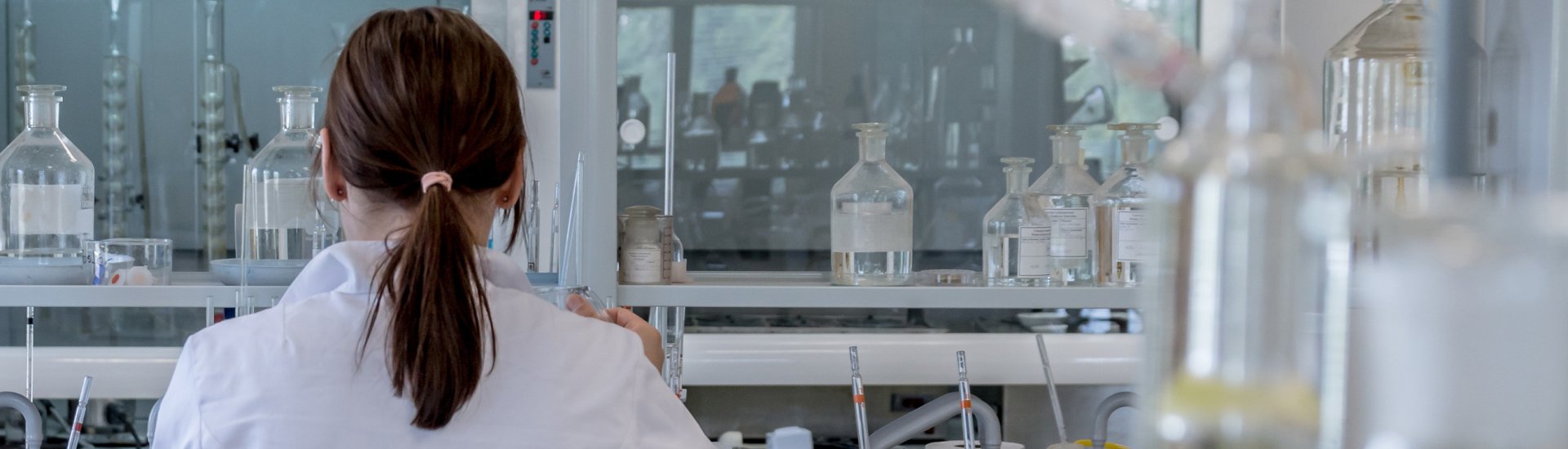 Een wetenschapper aan het werk in een laboratorium. (Foto: Pixabay | Jarmoluk)