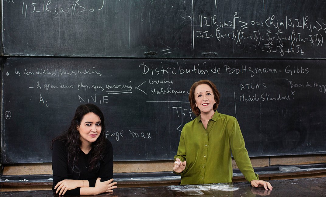 Professor Rajaâ Cherkaoui El Moursli (r) met een van haar studenten. (Foto: Unesco | Brigitte Lacombe)