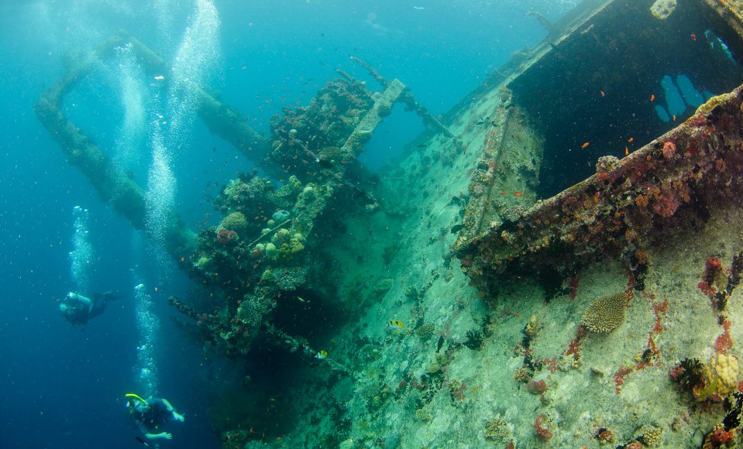 Een scheepswrak wordt bezocht door duikers. (Foto: CC/Flickr.com | Jon Hanson)