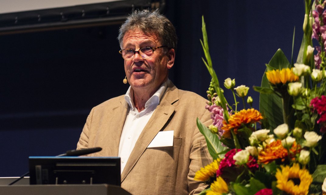 Jan van den Akker opent het Unesco-debat 2018 over Wereldburgerschap. (Foto: Jan Sluijter)