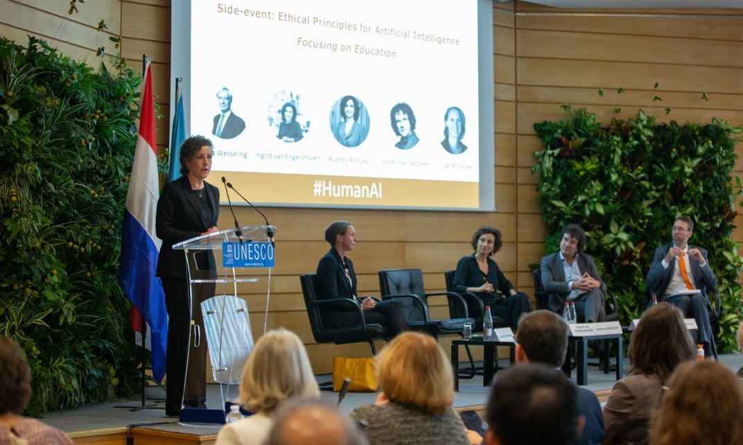 Minister Ingrid van Engelshoven (OCW) spreekt tijdens een door Nederland georganiseerd side-event over artificiële intelligentie, bij de 40ste Algemene Conferentie van Unesco. (Foto: Unesco | C. Alix)