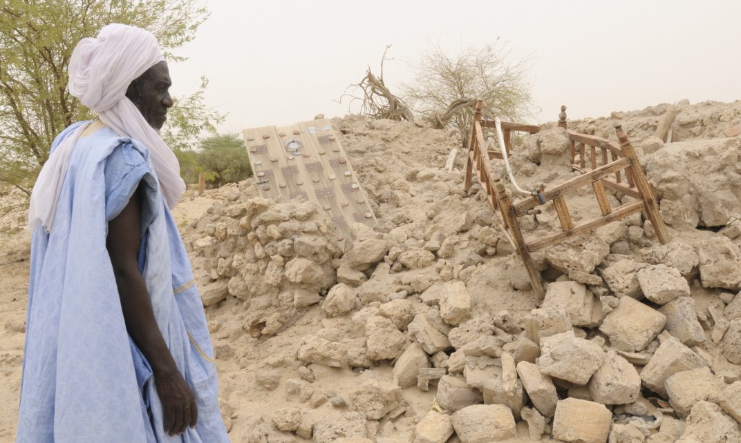 In 2013 werd tijdens de bezetting van Timboektoe het Mausoleum van Sheikh Sidi Ahmed Ben Amar Arragadi vernietigd. De tombe stond sinds 1988 op de Werelderfgoedlijst van Unesco. (Foto: Sophie Ravier | Minusma)