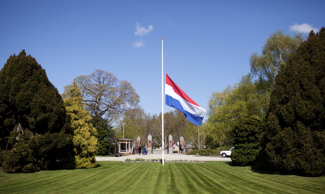Op 4 mei hangt de vlag halfstok op begraafplaats De Nieuwe Ooster in Amsterdam vanwege de Nationale Dodenherdenking. (Foto: Dirk-Jan Visser | CC/Flickr.com/4 en 5 mei Amsterdam)