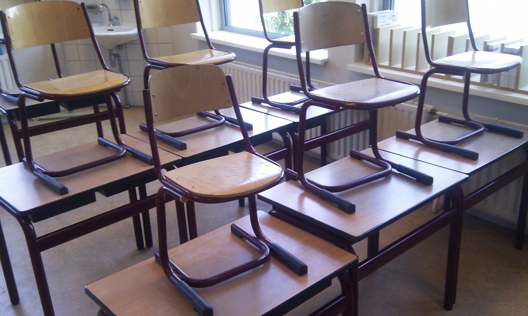 Een leeg klaslokaal. (Foto: Onderwijsgek | CC/Wikimedia Commons)