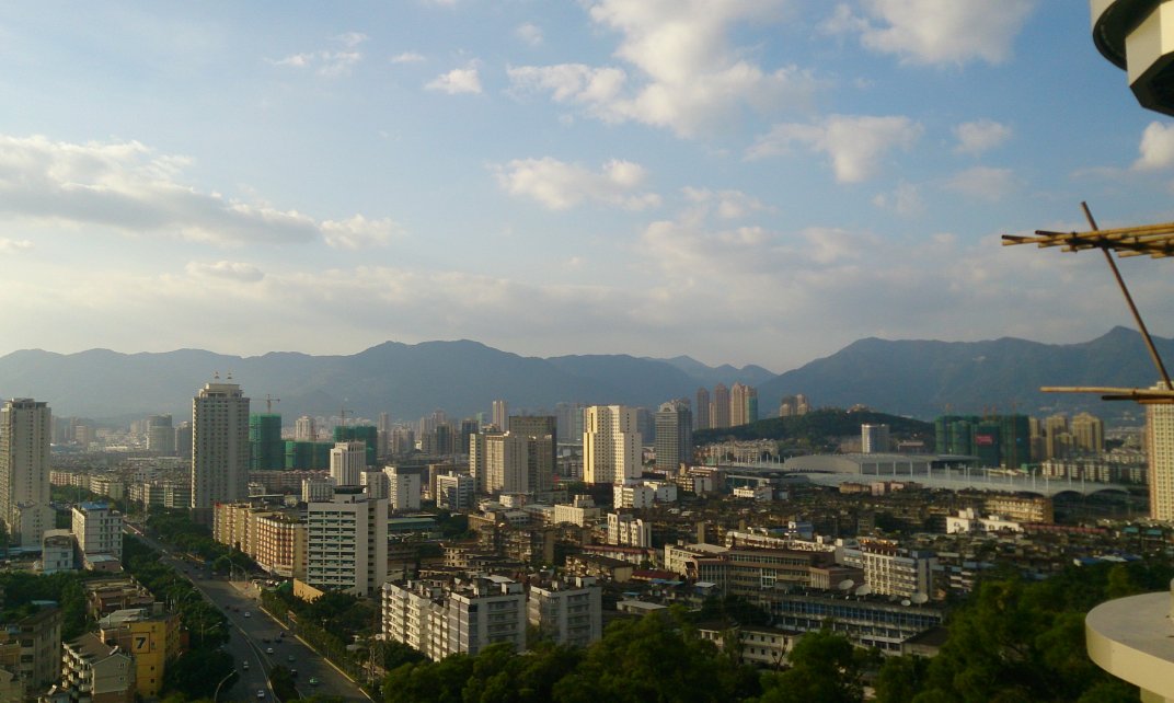 De skyline van de Chinese stad Fuzhou. (Foto: stone wu | Wikimedia Commons)