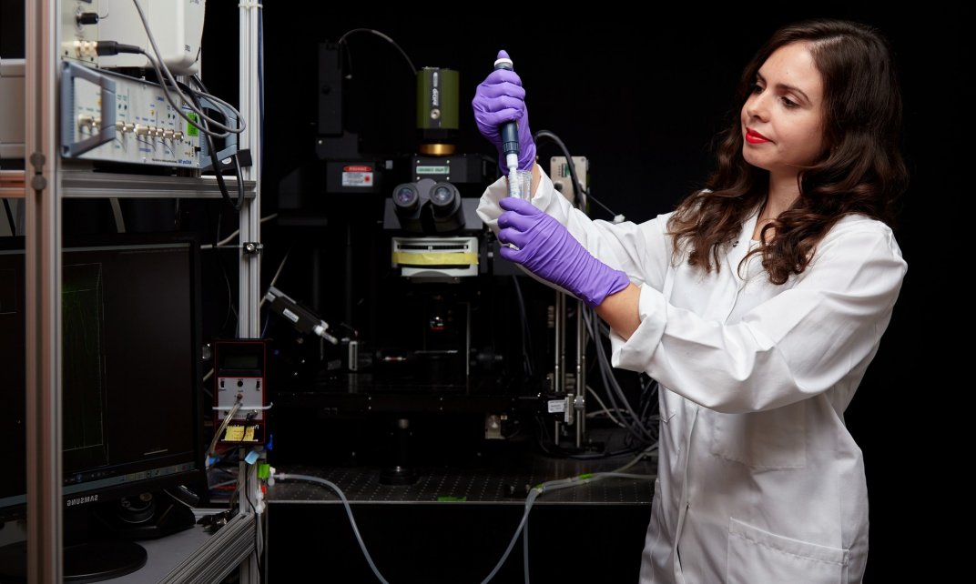 Vrouwelijke wetenschapper aan het werk in een laboratorium. (Foto: forwomeninscience.com)