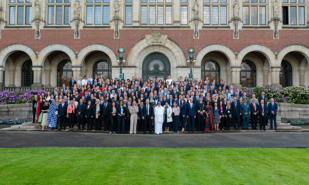 Groepsfoto bij de opening van de Conferentie ter gelegenheid van 70 jaar Haags Verdrag. 
