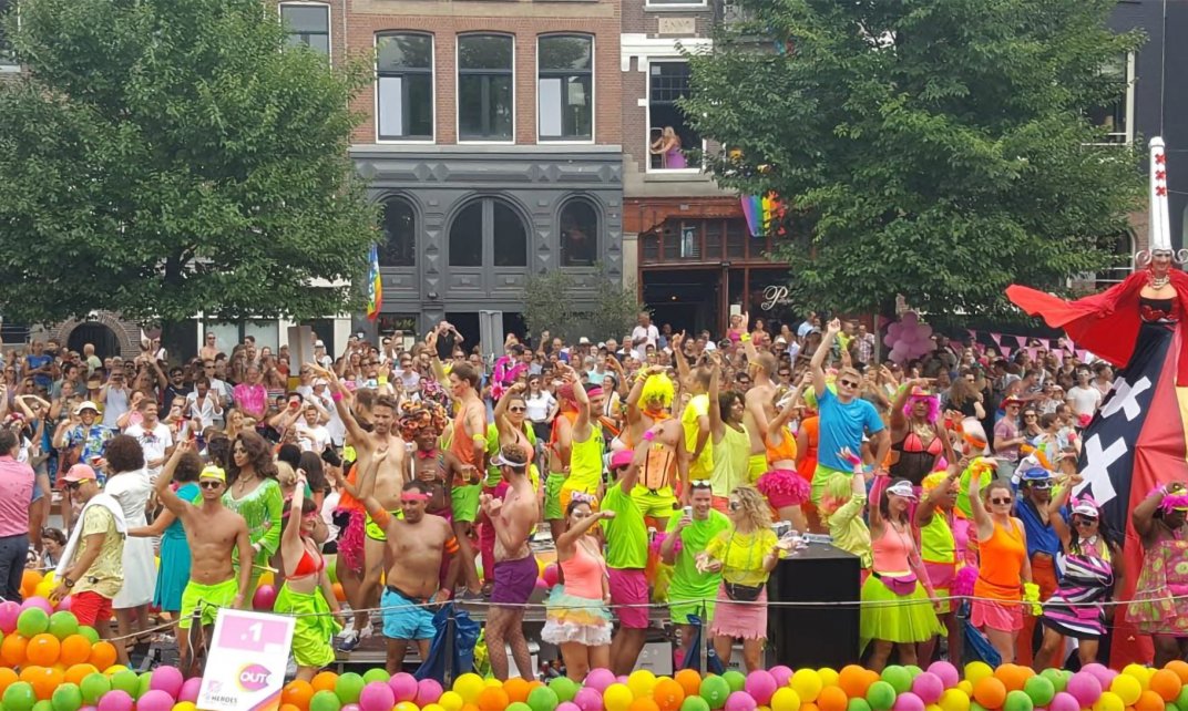 De Canal Parade, het bekendste onderdeel van de Pride Amsterdam, augustus 2018. (Foto: Martijn van Eck)
