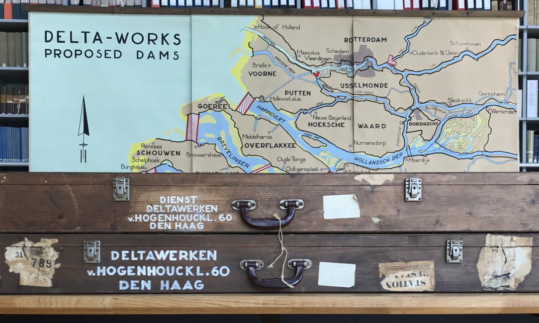 Reiskoffers van de kaart waarop de Deltaplannen werden getoond. 