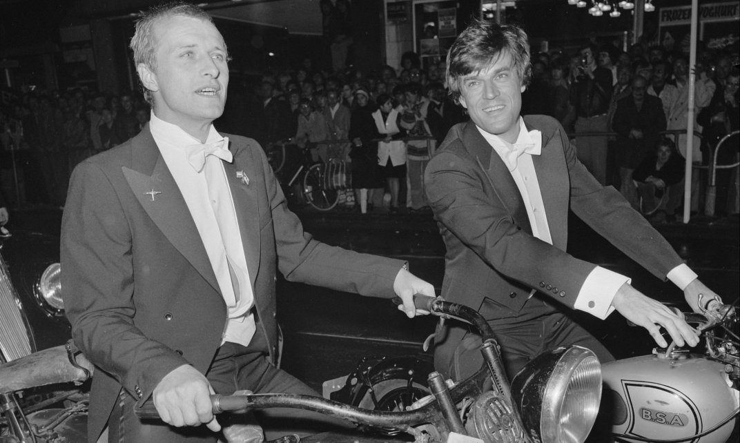 Rutger Hauer en Jeroen Krabbé arriveren per motor voor de première van de film 'Soldaat van Oranje'.