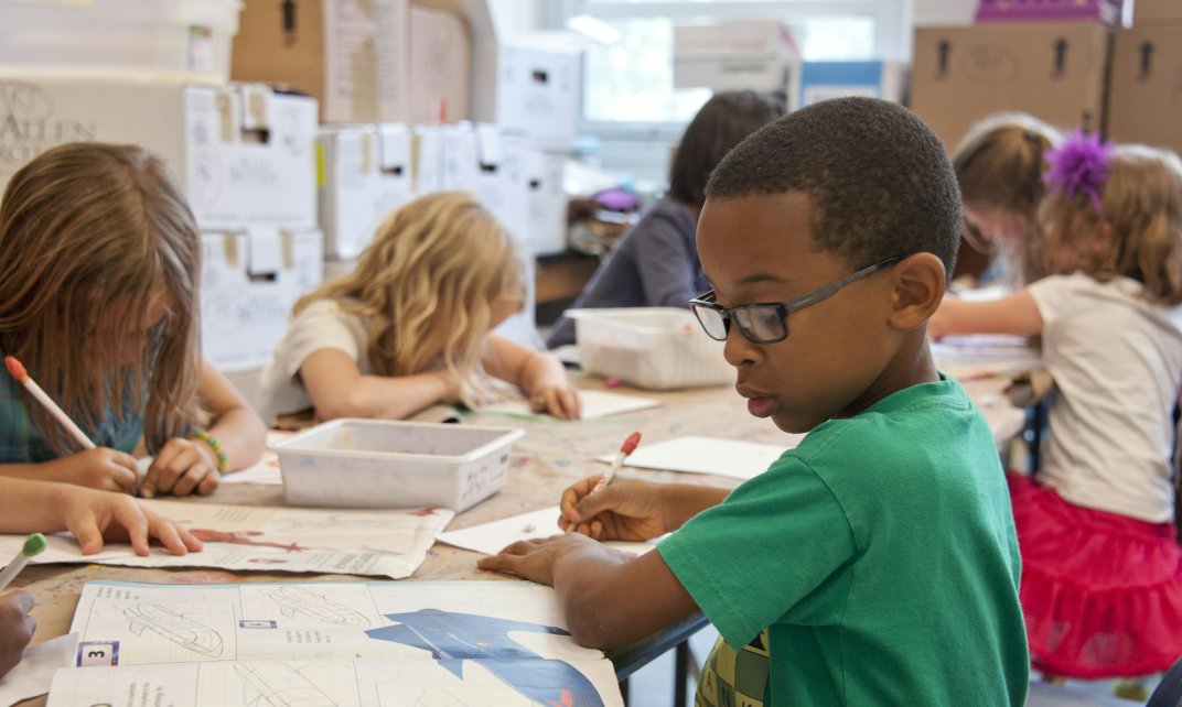 Kinderen in de les aan het werk